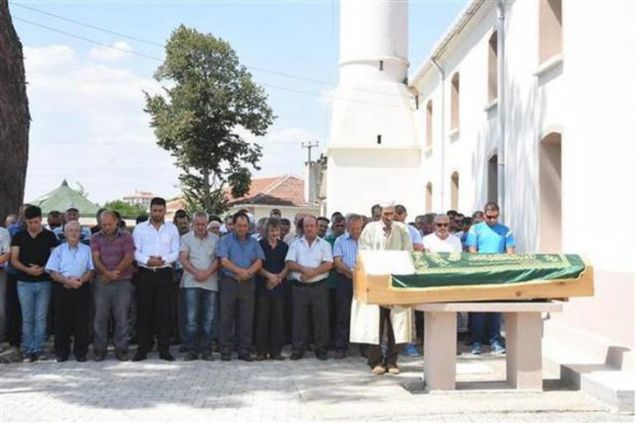 Gecekonduda ya�arken l�ks ev ve otomobil alan �zdemir kaza yapt�. Yak�nlar�na ev al�p, bayramlarda ise �evresine yard�m etti. Abdurrahman Mahallesi Tarlakap� Caddesi�ndeki 5 katl� i� merkezinin 4'nc� kat�ndan b�ro sat�n ald�. Ancak b�ro �n�nde farkl� zamanlarda silahl� sald�r�ya u�rad�. Sald�r�lar s�ras�nda kur�unlardan biri �zdemir�in b�rosunun cam�na isabet etti. Bu d�nemden sonra paras�n� mafyaya kapt�rd��� �ne s�r�len Fuat �zdemir�in kendisini korumas� i�in Karag�mr�k �etesi lideri Nuri Ergin�in o�ullar�na da para verdi�i �ne s�r�ld�.    