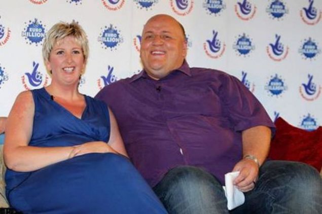 �ngiltere'de 2012 y�l�nda 148 milyon sterlinlik b�y�k ikramiyeyi kazanan �ngiliz Adrian ve Gillian Bayford �ifti �nce kendilerine bir �ato alm��t�. 2 y�l sonra ise bo�and�klar� haberi bas�nda yer alm��t�.    