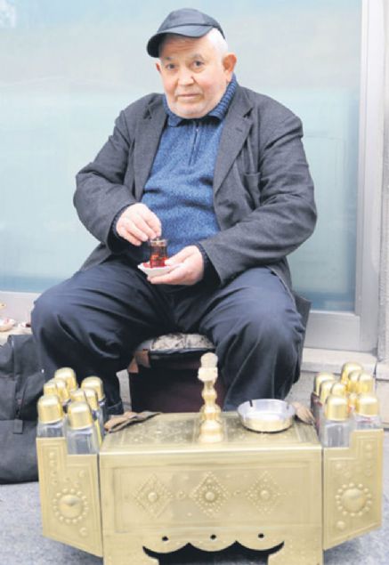 Mustafa Savgan tam 4 kez ikramiye kazand��� ve iflas etti�i haberleriyle s�k s�k bas�nda yer alm��t�. Kendisi 1979'da 100 bin liral�k ilk ikramiyesini kazand�. 1982'de yeniden 30 milyon lira tutturdu. 1984'te 15 milyon lira 1987'de ise 2 milyon lira kazand�. Belgeseli �ekildi�inde ise hala ayakkab� boyac�l��� yap�yordu. 12 Aral�k 2014 tarihinde kald��� bir yak�n�n evinde hayata g�zlerini yumdu.    