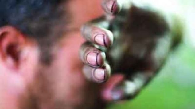 Samsun'da 17 y�l �nce Milli Piyango'dan b�y�k ikramiye kazanan S�leyman Orhan'�n hayat� hi� de beklemedi�i �ekilde de�i�ti. Paray� ald�ktan sonra �anss�zl�klar pe�ini b�rakmad�. Ticarete at�ld� ancak yapt��� her i�ten zarar etti. Akl� ba��na geldi�inde art�k �ok ge�ti. Orhan, o zor g�nleri ��yle anlatt�: 'Helal olmad���n� biliyordum. �kramiyeden geriye k�sa s�rede 5 kuru� kalmad�. Hi�bir hayr�n� g�rmedim. �stelik daha �nce al�n terimle kazand���m birikimim de gitti. Tavsiyem, kimse umutlar�n� piyango biletine ba�lamas�n.'    