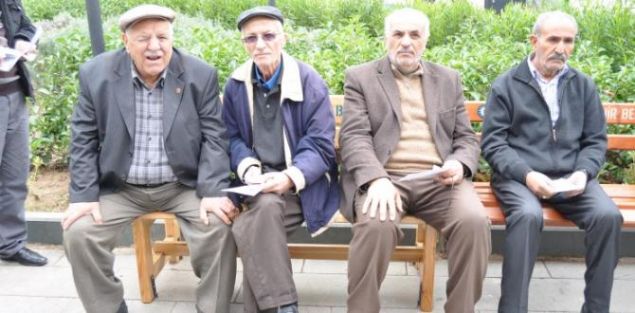 Yaklak 12 milyon emekliye 2018de ifte zam var. Maalarda hem Ocakta hem de Temmuzda art yaplacak. SSK ve Ba-Kur emeklileri enflasyon, memur emeklileri ise toplu szleme zamm alacak....   