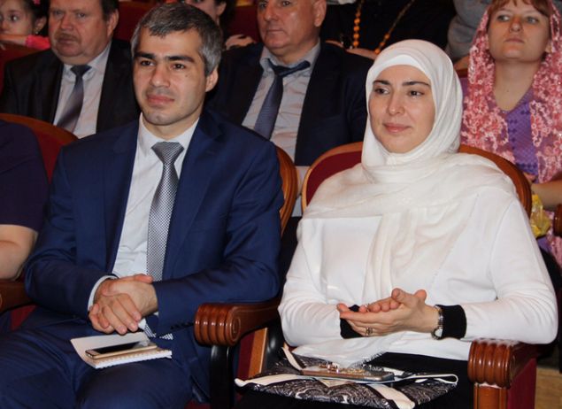 Rusyada kural gerei, bamsz aday olabilmek iin Gamzatovann lkenin tm blgelerinden en az 300 bin imza toplamas gerekiyor.       