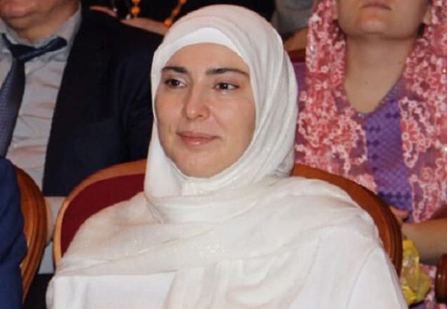 Bir gazeteci olan Ayna Gamzatova ayn zamanda ba mft olan einin danman. Ayna Gamzatova'nn Mart 2018'de yaplacak seimlerde Devlet Bakanl saday olmas Rus medyasnda da manetlere kt.       