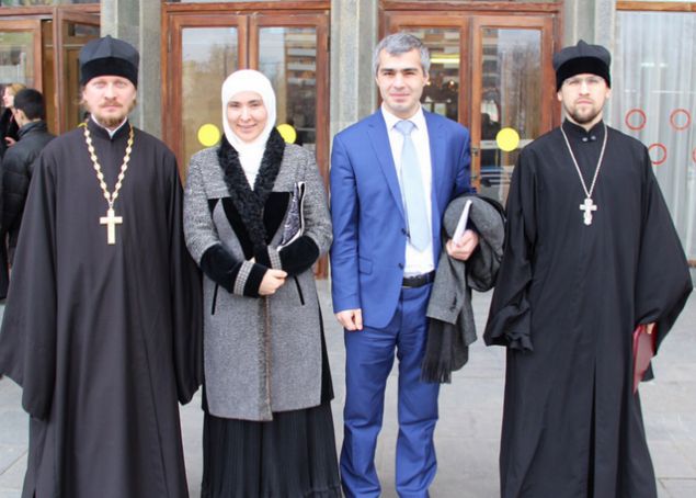 Gamzatova, dn Rusya Merkez Seim Komitesine bavuru belgelerini sundu. 46 yandaki Gamzatova, Rusyaya bal Dastan Cumhuriyetindeki bir giriimci grubu tarafndan aday gsterildi ve seimlerde bamsz olarak yaracak.       