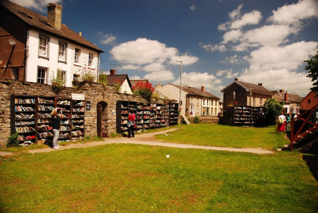 Genellikle 'kitap kasabas' olarak tanmlanan Hay-on-Wye, ounlukla ikinci el kitap satan 40'tan fazla kitap arasnda pazarlk isteyen ok sayda kitap sever bulunmaktadr. <br>Haber: Alaattin Ayhan / star.com.tr   