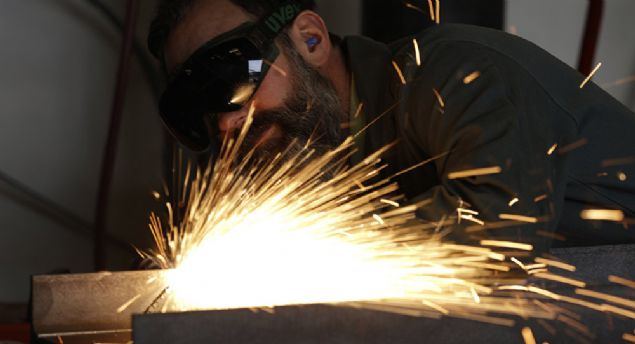 S�navlar�n yeri, g�n� ve saati idarelerin internet sayfas�nda ilan edilecek. �al��anlara ayr�ca tebligat yap�lmayacak. Gazete Habert�rk'ten Ahmet K�van� ve Tahsin Ak�a' n�n haberine g�re s�nav sorular�, �al��anlar�n i�tigal etti�i konulardan se�ilecek. Yaz�l� s�nav, s�nav kurulu taraf�ndan 100 �zerinden de�erlendirilecek. Yaz�l� s�navda ba�ar�l� say�lmak i�in en az 50 puan almak gerekecek. S�zl� ve uygulamal� s�navlarda adaylar �ba�ar�l�� ya da �ba�ar�s�z� olarak belirlenecek. Ayn� anda hem yaz�l� hem s�zl� s�nav yap�lmas� durumunda, yaz�l�dan 50 puan al�nmas�n�n yan� s�ra s�zl�den de �ba�ar�l�� olunmas� gerekecek. S�navda ba�ar�l� veya ba�ar�s�z olanlar, kurumun internet sitesinden duyurulacak.     