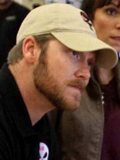                                                                 Chris Kyle  <br><br>            1999-2009 yllar arasnda Ramadi ve Fellucede grev yapan SEAL komandosu Chris Kylea Ramadi eytan lakabn takm, bana 20 bin dolar dl koymulard. Irakta birok kez lmden dnd ve 2008de 1.6 kmden bir direniiyi ldrd de sylenen 38 yandaki Kyle ecel lkesinde buldu. American Sniper adl kitab ok satan Kyle, nceki gece gittii Teksasta bir poligonda vurularak ldrld.                                                           