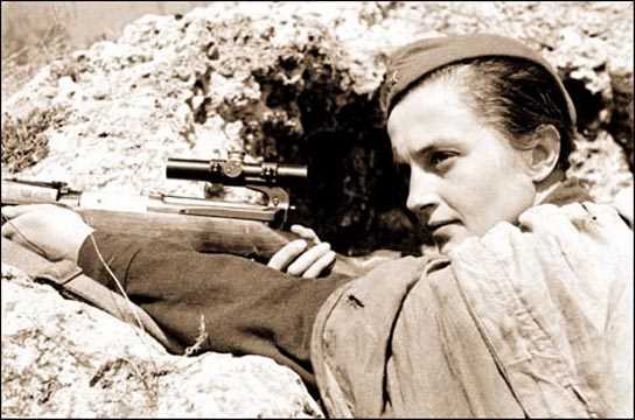                                                                 Lyudmila Pavlichenko  <br><br>  1941′de Naziler Soyvetleri igal etmiken gnll olarak orduya katlan Lyudmila, Odesa ve Sivastopol cephelerinde tam 309 kii ldrm, bunlardan 37 tanesi ise Alman keskin nianclar.                                                          
