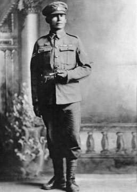                                                                 Francis Pegahmagabow  <br><br>  378 kiiyi ldrmesinin yannda bu Ojibwa savas Kanadal muhteem bir kamuflaj uzman ve izciymi. Ar ate altnda nemli mesajlar iletmek, cephane azalmken dman tarafna gemek gibi delilerin yapabilecei grevleri de baaryla gerekletirmi ve bir ok sayda madalya ile sava tamamlam.                                                            