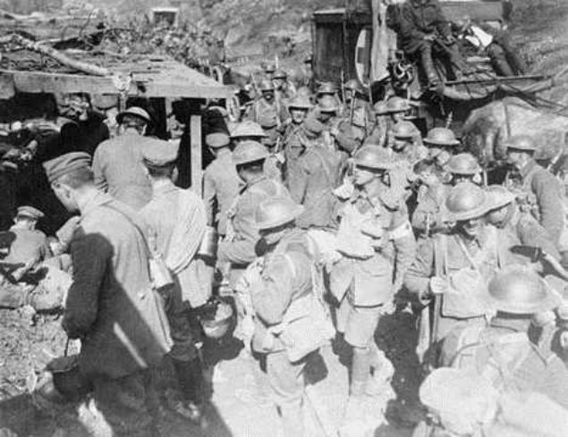                                                                 Corporal Francis Pegahmagabow  <br><br>             Soyu kzlderililere dayanan Francis Pegahmagabow, 378 kiiyi ldrmtr. Bunu soyunun dayand Kanada da bulunan Ojibwa kabilesinden kazand zelliklere borlu olduunu sylemitir. Muhteem bir kamuflaj ve izci uzmad olan Pegahmagabow, ate altndayken mevziler aras mesajlar iletmek, cephane azald zaman dman cephesinden ate alrcasna cephane almak gibi ilgin grevlerde bulunmutur. ok sayda madalya sahibi olan Pegahmagabow ilgin bir keskin nianc olma zelliini tamaktadr.                                                          