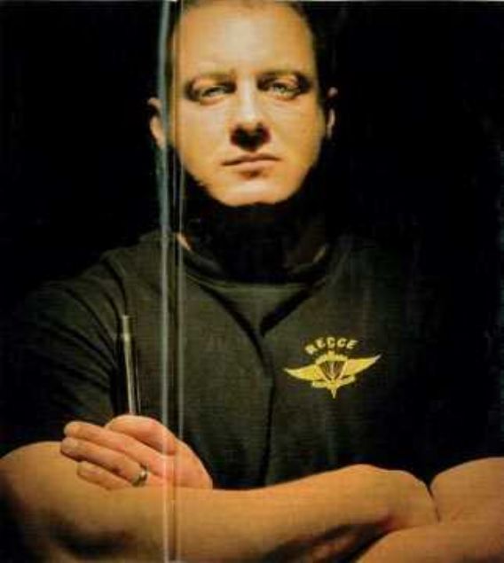                                                                 Rob Furlong  <br><br>  El-Kaideye kar yaplan bir operasyonda 2.430 metre ile en uzak vuru kendisine ait.                                                          