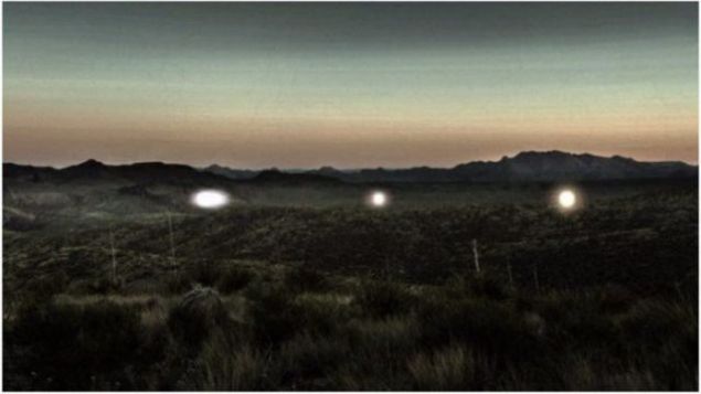    Yz yldan beri kk bir Trans-Pecos kasabasnn sakinleri gizemli klarla urayor. Grg tanklar, onlar dk irtifada yzen farkl renkte kre olarak tanmlyor. Bilim adamlar bunun hepsinin metan emisyonu olduuna inanyor, ancak bugne kadar bilimsel bir aklama yaplm deil.   