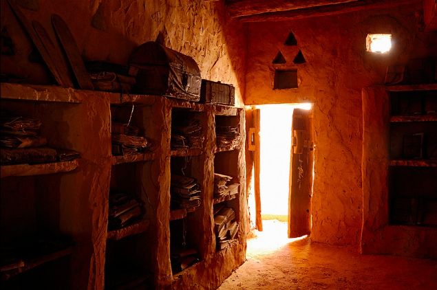       Kayp Chingette ktphaneleri<br><br>  Sahra l, muhtemelen eski bir ktphane bulmay umduunuz dnyadaki en son yer olur.  Ancak, Bat Afrika'da bulunan buras 'Kent Ktphanesi' gibi modern bilimin bilinen Chinguetti antik ehridir.     