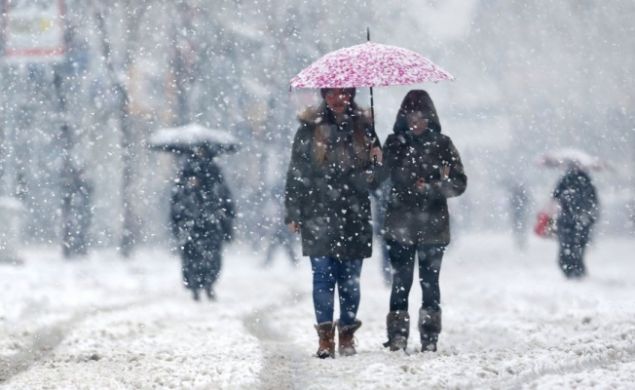 K�� ortas�nda bahar havas�n� de�erlendiren Meteoroloji M�hendisi H�seyin �ztel �unlar� s�yledi: �Bizim bulundu�umuz yerde birka� �lke s�cak havalarla �a��rm�� durumda. �talya, �spanya �evresi, Malta etraf�, T�rkiye, g�neyimizdeki �lkeler. Basra �zerinden bir s�cak al�ak bas�n� dalgas� s�cak havay� bize getirdi. Omega i�areti vard�r.  