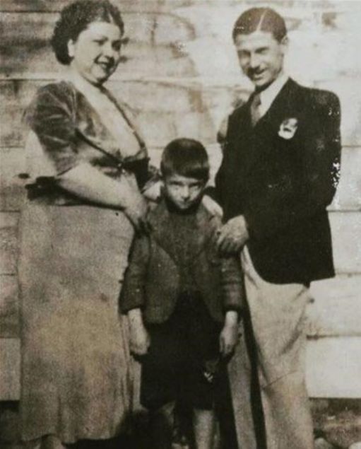  Zeki Mren anne ve babas ile birlikte.     