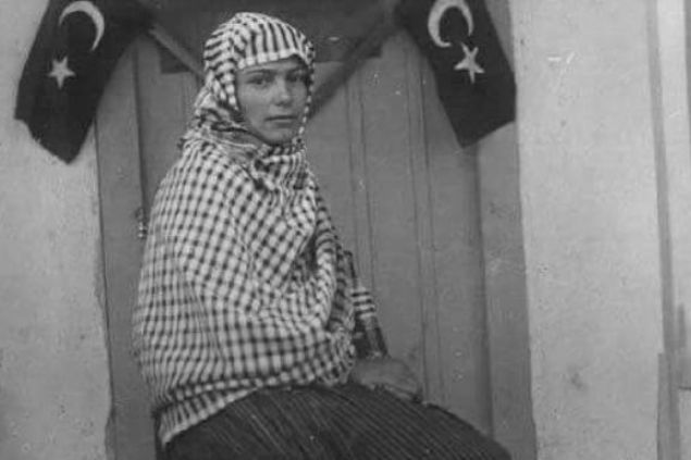 1933 ylnda Trkiye'nin ilk kadn muhtar seilen Gl Esin Hanm. Bu tarihte Fransa talya Japonya ve inde Kadnlarn oy kullanma hakk dahi yoktu.      