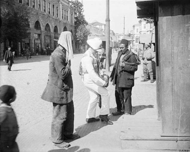  Bir ngiliz deniz piyadesi Trk Bakentinde bir Trk'n antasn kontrol ediyor. gal altndaki stanbul/1919     