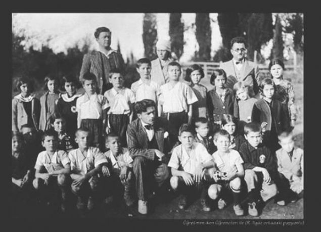  Hababam Snf serisini, Trk Sinemasna kazandran roman yazan Rfat Ilgaz Akakoca'da retmenlik yaparken. ( n srada papyonlu)     