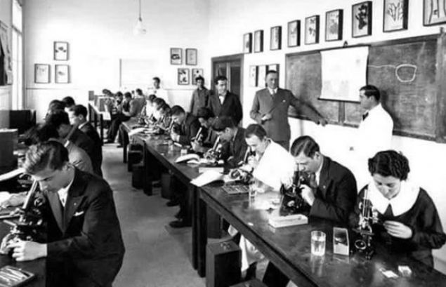  Nazi basksndan dolayi Almanya'y terk etmek zorunda kalan ve Atatrk'n de izniyle Trkiye'ye snan Alman bilim adamlar, Ankara, 1930'lar.     