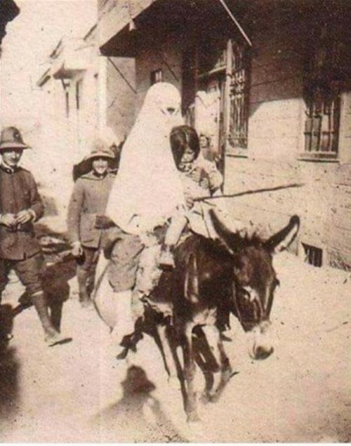  gal altndaki Konya. Trk kadn ve kznn ardndan glen talyan askerleri.     