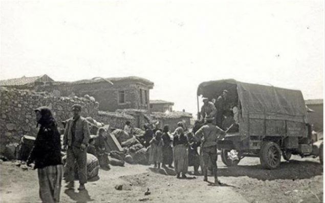  Yunanllarn Sakarya Sava esnasnda Haymana kylerinden toplayp gtrdkleri Trk erkek ve kadnlar. Fotoraf Yunanl fotoraf askerlerce ekilmitir.Yl: 1921     