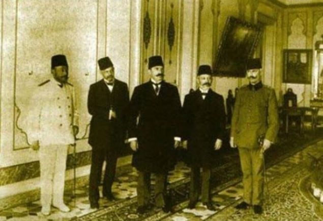  Sultan Abdlhamit'in hilafet ve tahttan indirilmesi oy birliiyle kabul edildi. Fotoraftaki heyetin grevi ise bu karar Abdlhamit'e bildirmek, 27 Nisan 1909Soldan saa, Arif Hikmet Paa, Emanuel Karasu Efendi, Esad Paa Toptani, Aram Efendi, Albay Galip Bey.     