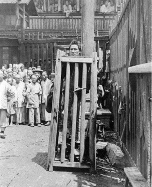  1934 yllnda ocuk tecavznden sulu bulunmu bir inli sokak ortasinda alktan lene kadar kafeste bekleme cezas almtr.     