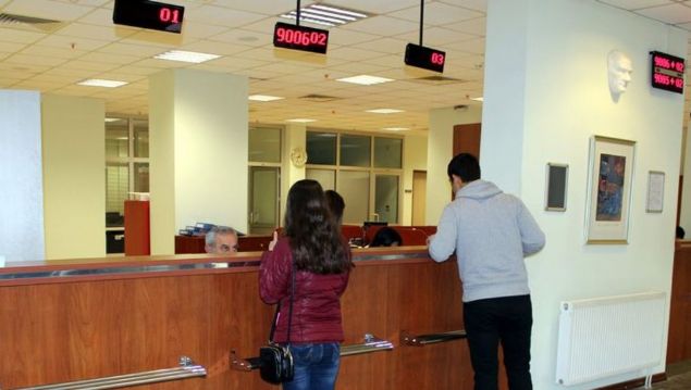 Milyonlarca vatanda� heyecanla lise mezunu personel al�m� yapan kurumlar� ve 2018 s�navs�z personel al�m� yapan i� kollar�n� aramaya ba�lad�lar. KPSS �art� olmadan memur alan kurum hangisi? 2018'de memur al�m� yapacak kurumlar hangisi? �lkemizde bulunan bir �ok kamu kurumu veya kamu kurulu�lar� b�nyelerinde devaml� olu�an �al��an eksikli�ini kar��lamak i�in memur personel al�mlar�na devam ediyor. Ge�ti�imiz sene memur personel al�mlar� yap�ld� ve art�k 2018 memur al�m� ilanlar� yay�mlanmaya ba�lad�. Adaylar yeni y�lda da i� sahibi olabilecek. Memur al�mlar� 2018 y�l�nda da devam edecek. Baz� kurumlar KPSS �art� aram�yor. Memur olmak i�in ne yap�lmal�, memurluk �artlar� neler, hangi kurumlar memur ar�yor? ��te memur al�mlar� ile ilgili yap�lan son a��klamalar, ba�vuru �art� ve i�lemleri...  