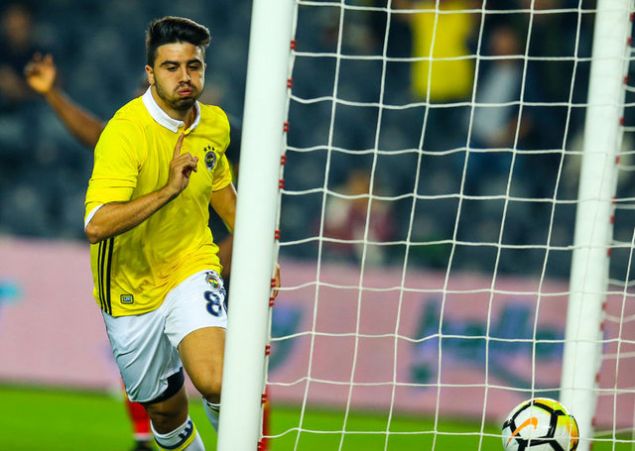                                                                 Sar-lacivertlilerin byk bonservis bedelleriyle satmak midiyle transfer ettii Ozan Tufan, saha ii ve saha d sorunlar nedeniyle ksa dnemlik parlamalar dnda beklenenden uzakta kald.                                                        