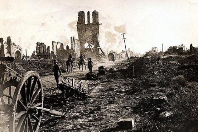 Ancak sar� ejder (�in veya kimyasal silah olabilece�i �n g�r�l�yor) Alaska ve Kanada'y� ayn� g�nlerde i�gal edecek. Geli�leri �ok da uzak de�il. Ve sonra sar� toz ya�muru ya�acak. Alt�n �ehir yok edildi�inde bu olay ba�layacak.      