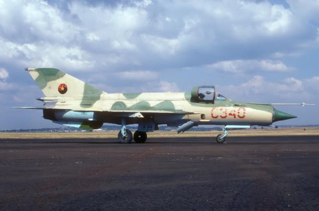  Angola: 78 sava� u�a��: 6 adet EMB 314, 23 adet MIG-21, 22 adet MIG-23, 14 adet SU-22, 12 adet SU-25, 1 adet SU-27/30    Sipari�i verilen: 12 adet SU-27/30  