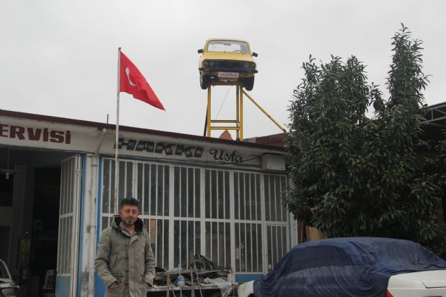 Otomobilin �ok ilgi �ekti�ini belirten sanayi esnaflar�ndan Hasan G�m��, 'Hamsi tavada Laz havada diye man�et oldu. Gelen ge�enin ilgisini �ekiyor. Hat�ra foto�raf� �ektirenler oluyor. Biz de bazen m��teriye tarif ederken �havada olan araban�n oraday�z� diyoruz. Karadenizlilerin akl�na b�yle �eyler geliyor' diye konu�tu. 