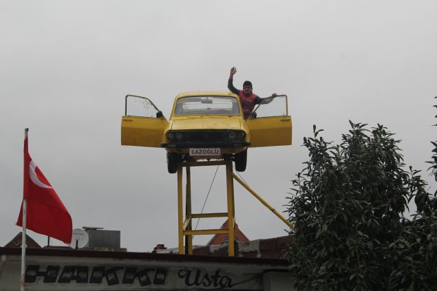 Yapt���m�z reklam i�e yarad�. ��lerimizde art�� oldu. �nsanlar�n ilgisini �ekiyor. Otomobile de Lazo�lu ad�n� koyduk. Laz��n da akl�na her t�rl� ilgin� fikir gelir' dedi. 