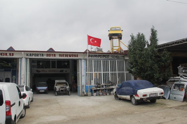 Reklam ama�l� b�yle bir �ey yapt�klar�n� s�yleyen boya ustas� At�� G�rsoy, 'Patronum Trabzonlu. Reklam i�in ne yapal�m diye d���n�rken patronumuzun akl�na b�yle bir fikir geldi. Demir direkleri diktik sonra arabay� �zerine vin� yard�m�yla monte ettik.  