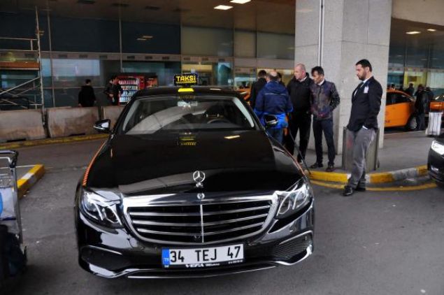 Taksimetre tarifesi hakknda da bilgi veren Can konumasnda unlar syledi: Lks aralar normal taksilere gre iki kat fazla tarifeyle mterilere hizmet sunuyor. Taksimetre al cretimiz 8 TL olup kilometre bana 5 TL, indi bindi creti ise 20 TLdir. Bu aralarn saysn artrarak korsan tamacln da nne geeceiz. Bu hizmeti sunmaya bize destek olan bata stanbul Bykehir Belediyesi olmak zere tm ilgili kurumlara teekkr ediyoruz.     