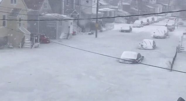 Boston'da g�r�nt�lenen bu sokakta donmu� karlar ara�lar� kaplad�. Revere b�lgesinde kaydedilen g�r�nt�de b�lgeyi �nce sel bast��� sonra kar ya�d��� g�r�l�yor.     