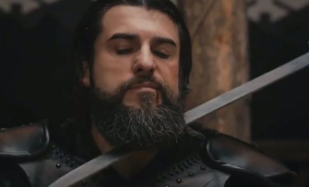 TURGUT ALP K�MD�R, TAR�HTE NASIL �LD�?<br><br>      Dirili� Ertu�rul dizisinin Turgut Alp'i geride b�rak�lan bir�ok b�l�mde �l�mlerden d�nerken, en son Asl�han Hatun ile d���n gecesi zehirlenmesi seyircileri meraka d���rm��t�.  