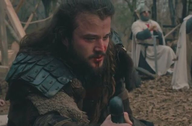 TRT 1 ekranlar�n�n sevilen dizisi Dirili� Ertu�rul, d�n ak�am 101. yeni b�l�m� ile ekranlara geldi. Titan'�n Samsa'y� �ehit etti�i an ise geceye damgas�n� vuran anlardan biriydi.Dirili� Ertu�rul'un ba�ar�l� oyuncular�ndan birisi olan Samsa'n�n �l�m�n�n ard�ndan bir �ok geli�me daha ya�and�.  