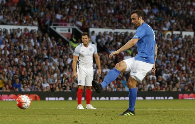                                                                'O dnem ngiltere'ye geri dnmek istemitim. Ancak takmna tutkuyla bal olan PAOK'un sahibi srekli menajerimi aryordu. Ben de kabul ettim. Ancak PAOK'ta Tudor gibi bir sorun vard.                                                         