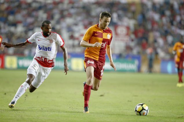                                                                 'Sezona iyi balamtk ve oynadmz bir ablon vard. Eski hocamzla rakipleri daha fazla gz nnde bulundurarak sistem deiikliine gittik, bunu yapmamalydk lige iyi balamtk ve bu deiiklikler bizi etkiledi. Umarm imdi sistemimizle devam ederiz' aklamas yapt.                                                        