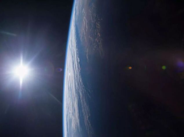  Bu Mars yzeyinde bulunan ilk buz kalnts deil.  Mars'n yrngesinde keif ve aratrma yapmak iin tasarlanm ok amal bir uzay sondas olan Mars Reconnaissance Orbiter, gezegenin kutuplarnda ve 'gezegenin gbeinde kaln, gml buz ktleleri' tespit etti.       