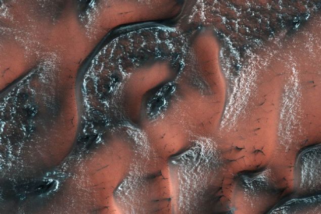    Bilim insanlar uzun zamandan beri Mars'ta yaam ile ilgili almalarn srdryor. Mars'ta su bulunacayla ilgili aratrmalar her geen gn ilerlemekte. Aratrmalar, Mars yzeyindeki sert tabakann altnda snrsz denilebilecek byk buz tabakasnn olduunu gsterdi.     