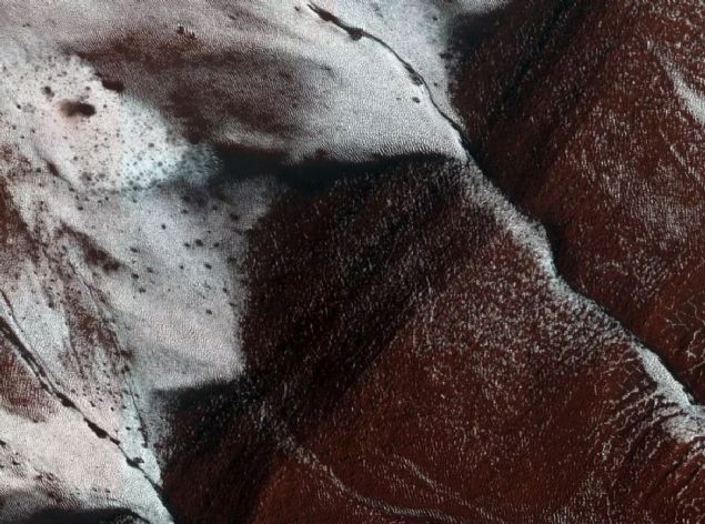  Bu grntleri inceleyen US Geological Survey'den bir jeolog olan Colin Dundas, ekibiyle birlikte yrtt aratrmalar neticesinde neredeyse saf buz olan sekiz dik kayalk kefetti.       