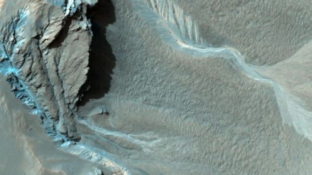  Aratrmaclar, gezegenin orta enlemlerde yaklak 100 metre derinlie kadar uzanan ve 'Mars'n gemi iklim kaydna k tutabilecek' ayrt edici tabakalar ieren byk buz tabakalar kefetti. Kzl gezegenin ileride insan aratrmas iin yararl bir su kayna bile olabilecei dnlyor.        