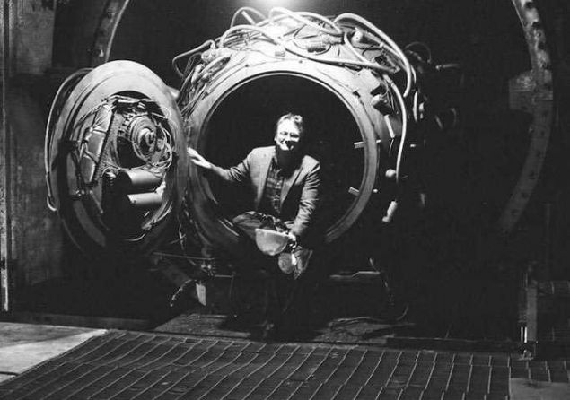 Ancak Carlssin, makinenin nerede olduunu bir trl sylemedii gibi nasl altn aklamay da reddediyor. Sebep: 'Bu teknoloji, kt glerin eline geebilir.' Yetkililer, bu adamn iddialarnn palavra olduu konusunda hemfikir      