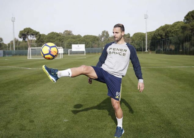                                                                 Soldado i�in Meksika iddias�  Eski Be�ikta�l� Demba Ba'dan olumsuz yan�t alan Meksika'n�n Club America tak�m�n�n g�z�n� Roberto Soldado'ya �evirdi�i iddia edildi.  <BR>  G�ney Amerika ekibinin, �spanyol forvet i�in Fenerbah�e'ye teklif yapmaya haz�rland��� belirtiliyor. 32 ya��ndaki oyuncuyu, Fenerbah�e sezon ba��nda Villarreal'den 5 milyon euro'ya transfer etmi�ti. Soldado, sar�-lacivertli forma ile 16 ma�ta 5 gol kaydetti. (Fotoma�)                                                          