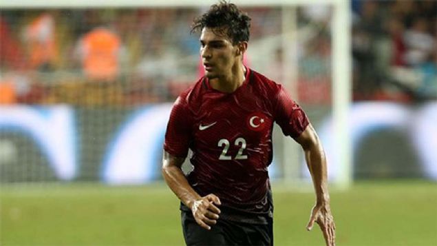                                                                 Kaan �imdi olmazsa sezon sonu Aslan  <BR><BR>  Milli y�ld�z Kaan Ayhan , G.Saray�la anla�t�. G�zler D�sseldorf�la yap�lan pazarl�kta..  <BR>  FAT�H Terim'in Milli Tak�m'a kazand�rd��� isimlerden biri olan Kaan Ayhan ve Galatasaray aras�ndaki g�r��melerde b�y�k mesafe kat edildi. Gen� y�ld�z, Sar�-K�rm�z�l�lar'la her konuda anla��rken, �imdi g�zler D�sseldorf'la yap�lan pazarl�klara �evrildi. E�er Galatasaray, Alman kul�b�n� ikna ederse Kaan hemen imzay� atacak. D�sseldorf ikna olmazsa gurbet�i oyuncu sezon sonu bedavaya gelecek.   (Takvim)                                                          