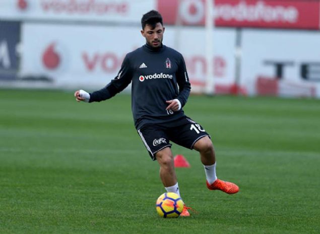                                                                 Sarri'nin prensi Tolgay  <BR><BR>  �talya�da Serie A �ampiyonlu�unu hedefleyen Sarri�nin Napoli�si, Tolgay�� g�z�ne kestirdi. �lk s�zl� teklif reddedildi.  <BR>  BE��KTA�, 2016-17 sezonunda �ampiyonlar Ligi B Grubu�nda Napoli ile e�le�mi�ti. Siyah-Beyazl�lar, �talya�da oynanan ilk ma�� 3-2 kazanm��, o kar��la�mada Tolgay Arslan 75 dakika sahada kalm��t�. Gruptaki ikinci m�cadelede ise Tolgay ma��n tamam�nda sahadayd�. Napoli�ye oynatt��� futbolla t�m d�nyan�n takdirini toplayan Teknik Direkt�r Sarri, bu ma�lardan sonra Tolgay�� �ok be�endi�ini s�ylemi�ti. �talyan ekibinin ge�ti�imiz aral�k ay�nda Be�ikta��a Tolgay Arslan i�in 5 milyon euroluk bir s�zl� teklif iletti�i ��renildi.                                                           