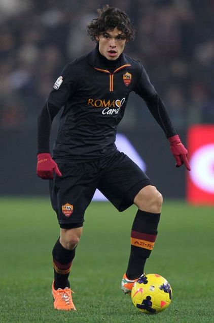                                                                 Rekabette geride kald�<BR><BR>  25 ya��ndaki sol bek, daha �nce de Fenerbah�e�nin g�ndemine gelmi�ti. Roma ve �nter�de g�rev yapan Dodo, bu sezon �nter�den Sampdoria�ya kiraland�. �ki kul�b�n aras�ndaki anla�maya g�re Sampdoria, sezon sonunda 5.5 milyon Euro�ya (25.1 milyon TL) ba�ar�l� oyuncunun bonservisini de alacak. Ancak Dodo, �u ana kadar Strinic ve Strinic, Murru ve Regini�nin arkas�nda kald� ve hi� forma �ans� bulamad�.                                                          