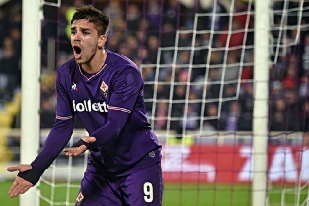                                                                 G.Saray'�n Simeone plan�! Pazarl�klar ba�lad�...  <BR><BR>  Galatasaray, Atletico Madrid Teknik Direkt�r� Diego Simeone'nin o�lu Giovanni Simeone i�in �talyan ekibiyle pazarl�k halinde. �mparator, �izme'deki ilk g�z a�r�s� Fiorentina'dan kolayl�k bekliyor.   <BR>  Transfer i�in ince eleyip s�k dokuyan Galatasaray, gelece�e yat�r�m olarak g�rd��� s�rpriz bir ismi daha listesine ald�: Giovanni Simeone. Atletico Madrid'in d�nyaca �nl� teknik direkt�r� Diego Simeone'nin o�lu olan Fiorentinal� golc� futbolcuyu �ok be�enen Fatih Terim, bu transfer i�in bizzat devreye girdi. Eski kul�b� Fiorentina ile iyi ili�kilerine g�venen Terim, futbolcunun geli�imi i�in Galatasaray'�n do�ru adres oldu�unu iletti.                                                             